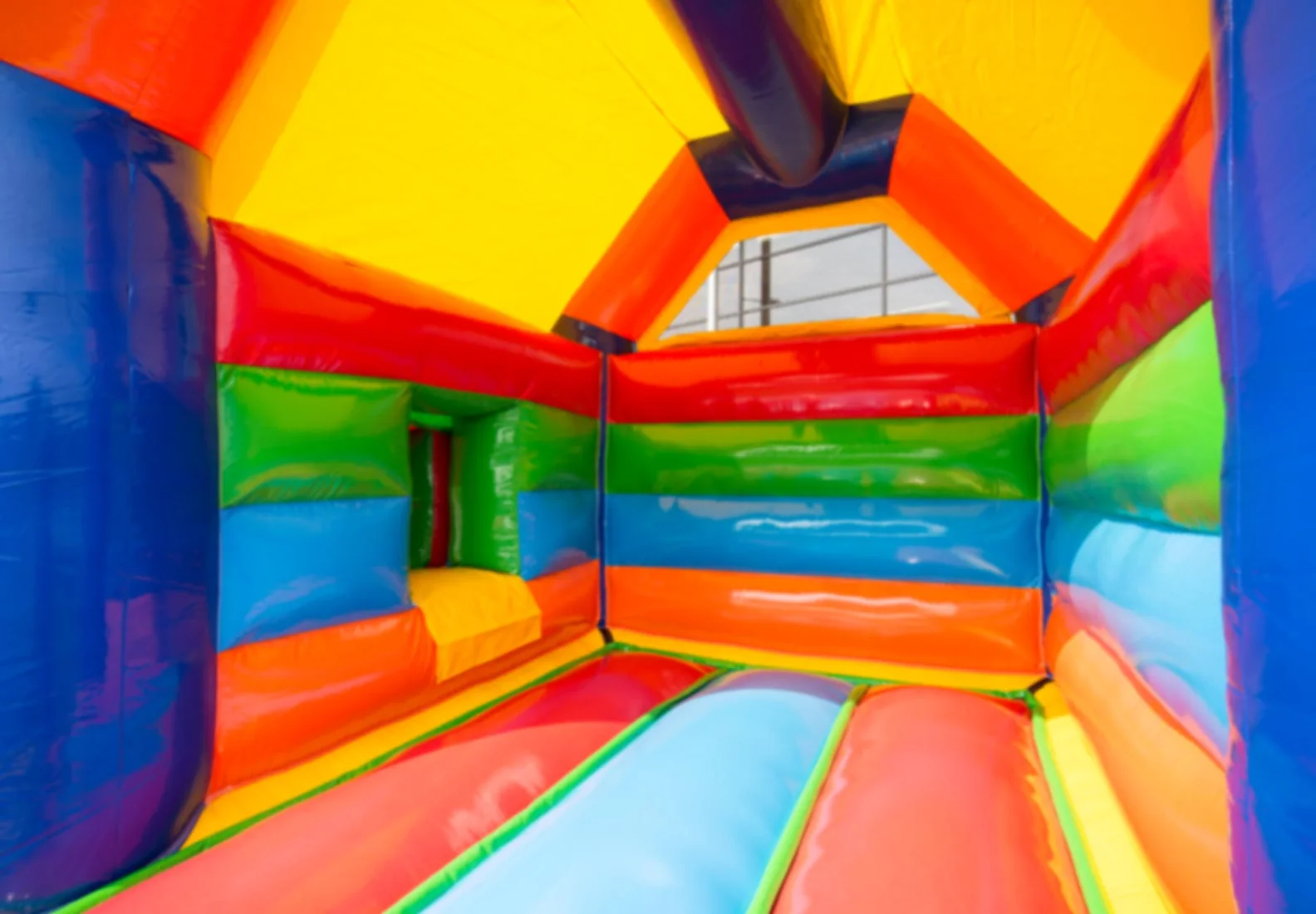 Bunte Hüpffläche im Inneren einer Jump4Fun-Hüpfburg