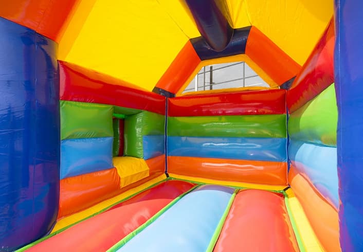 Regenbogen-Hüpfburg von Jump4Fun – Produktansicht innen