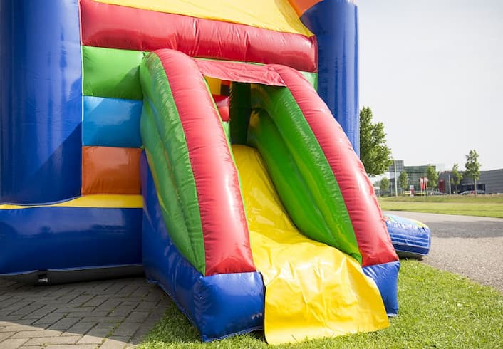 Regenbogen-Hüpfburg von Jump4Fun – Produktansicht Seiteneinstieg